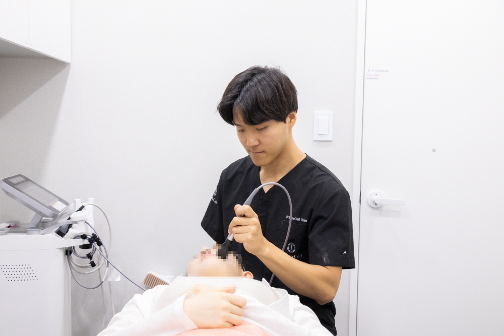 닥터뉴셀 부원장님 시술 장면 - 강남역피부과잘하는곳