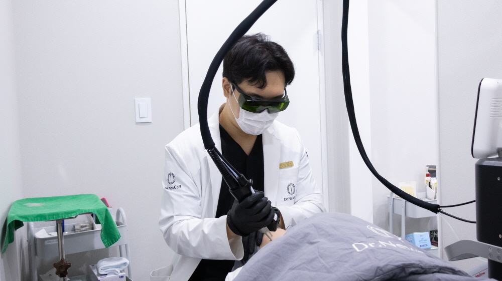 닥터뉴셀 부원장님 시술 장면 - 30대 여자피부과