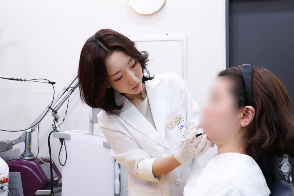차이의원 원장님 디자인 장면 - 깊은팔자주름