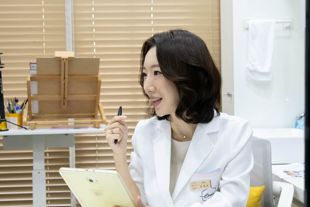 차이의원 원장님 상담 장면 - 나비존모공레이저