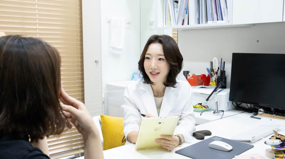차이의원 원장님 상담 장면 - 기미치료잘하는곳