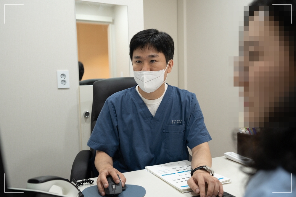 머리 감을 때 빠지는 양, 대표원장 상담 모습