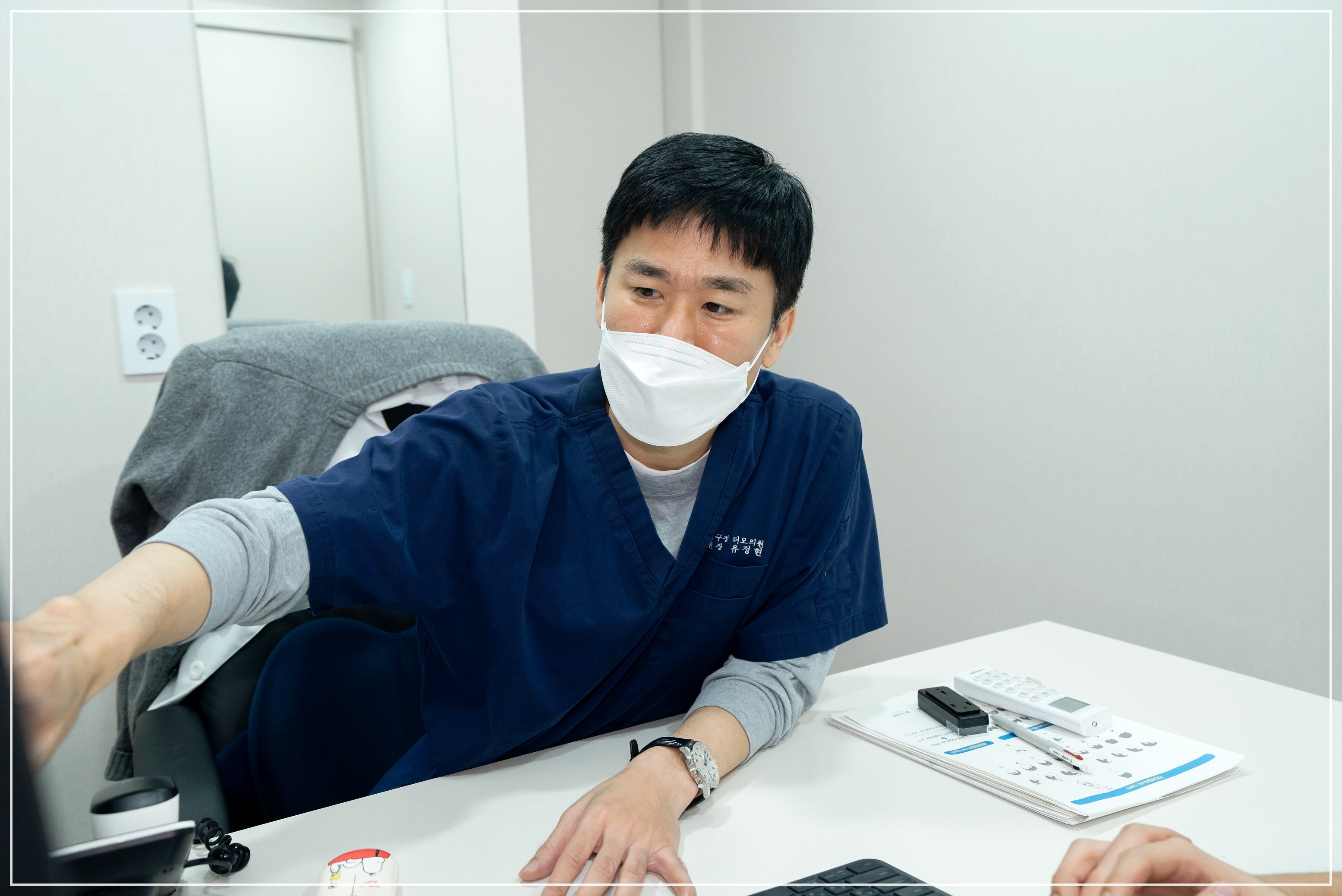 모낭주사 비용보다 중요한 3가지를 설명하는 압구정더모의원 의료진
