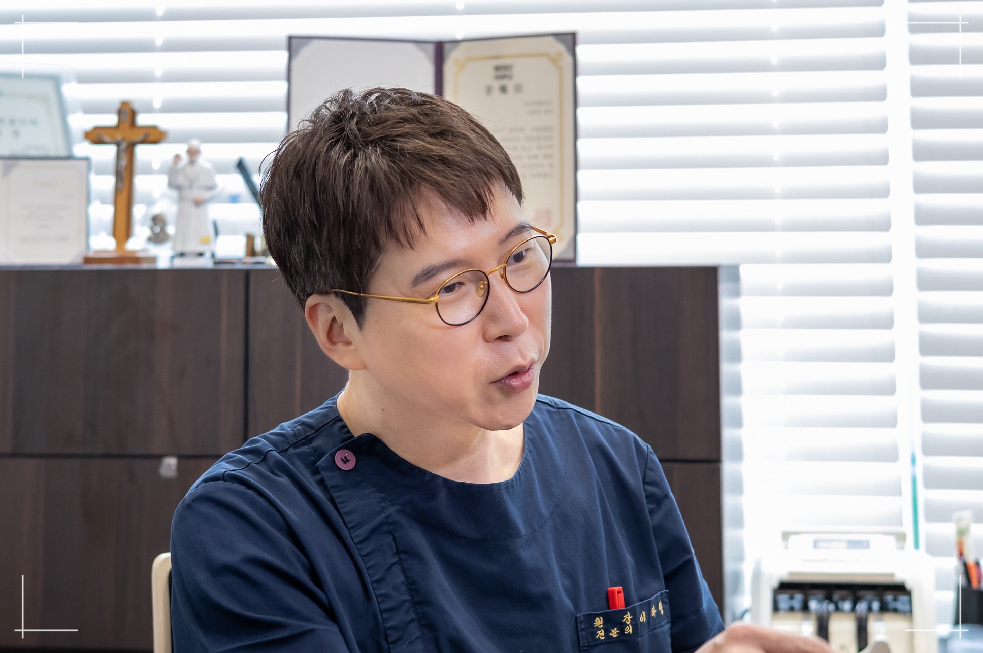 심부볼 제거 시술에 관해 설명중인 디마레클리닉 이하영 원장