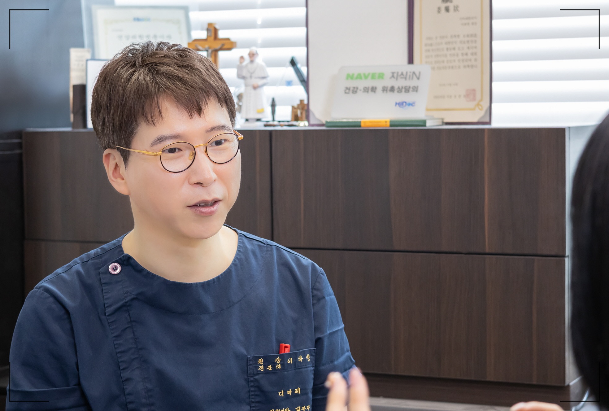 얼굴 살 빼는 법을 알려주고 있는 디마레클리닉 이하영 원장