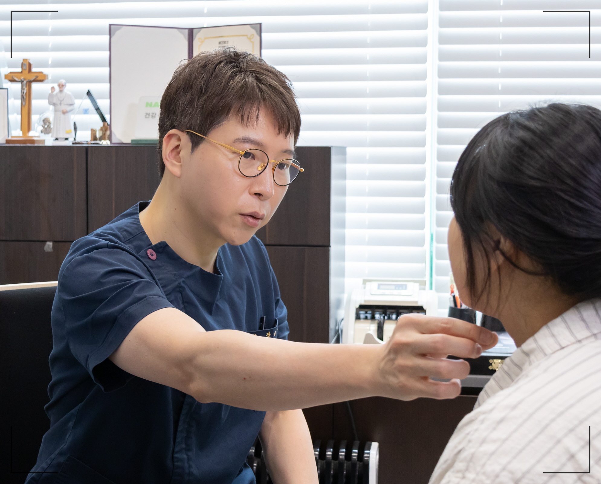 얼굴 살 빼는 법은 사람마다 다른 구조를 반영해야 한다고 설명하는 디마레클리닉 이하영 원장