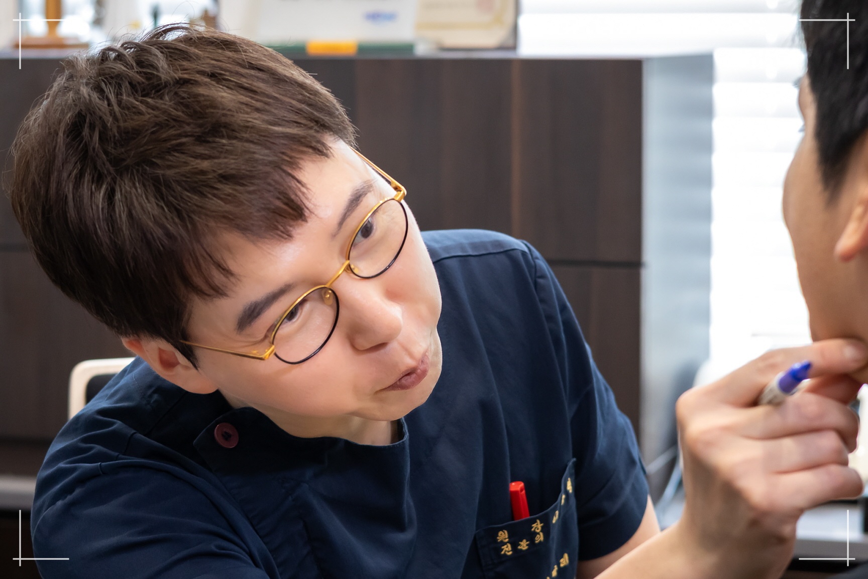 남자얼굴지방흡입 디자인 설계중인 디마레 클리닉 이하영 원장