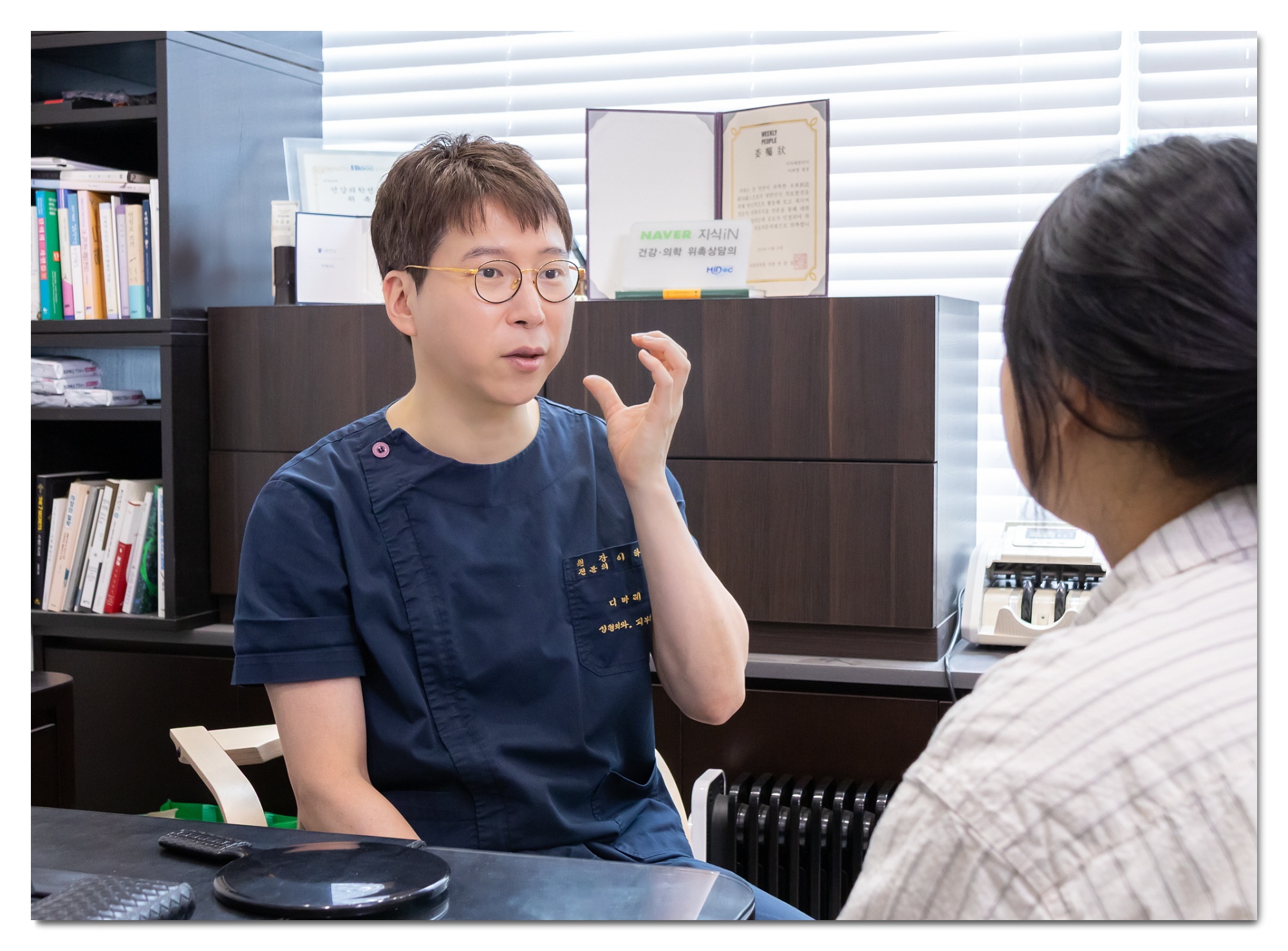 풀페이스 지방이식 후기를 가르는 기준을 설명하는 디마레클리닉 이하영 원장