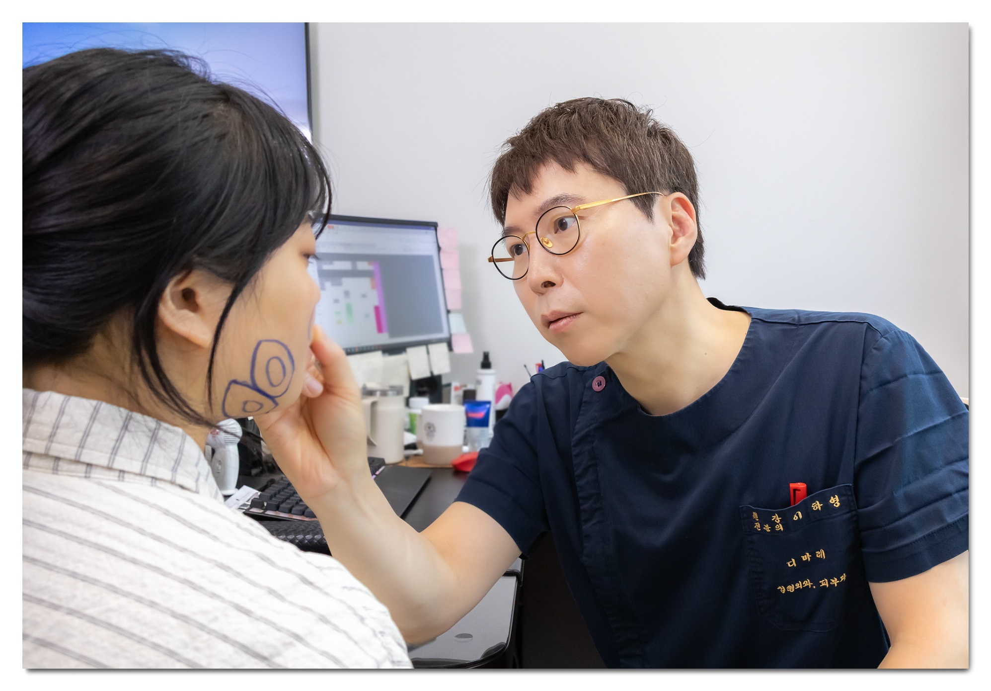 풀페이스 지방이식 후기 만족을 위한 개인 맞춤 디자인을 진행중인 디마레클리닉 이하영 원장