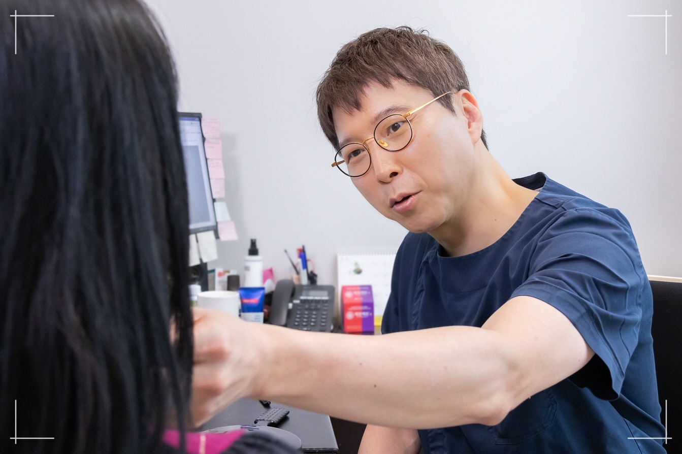 얼굴 지방이식 붓기, 유착, 과생착 차이를 설명하는 디마레클리닉 이하영 원장