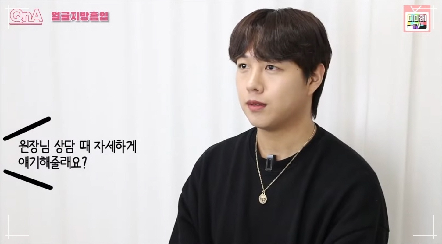 남자얼굴지방흡입 실제로 체감한 변화를 말하고 있는 고객의 모습
