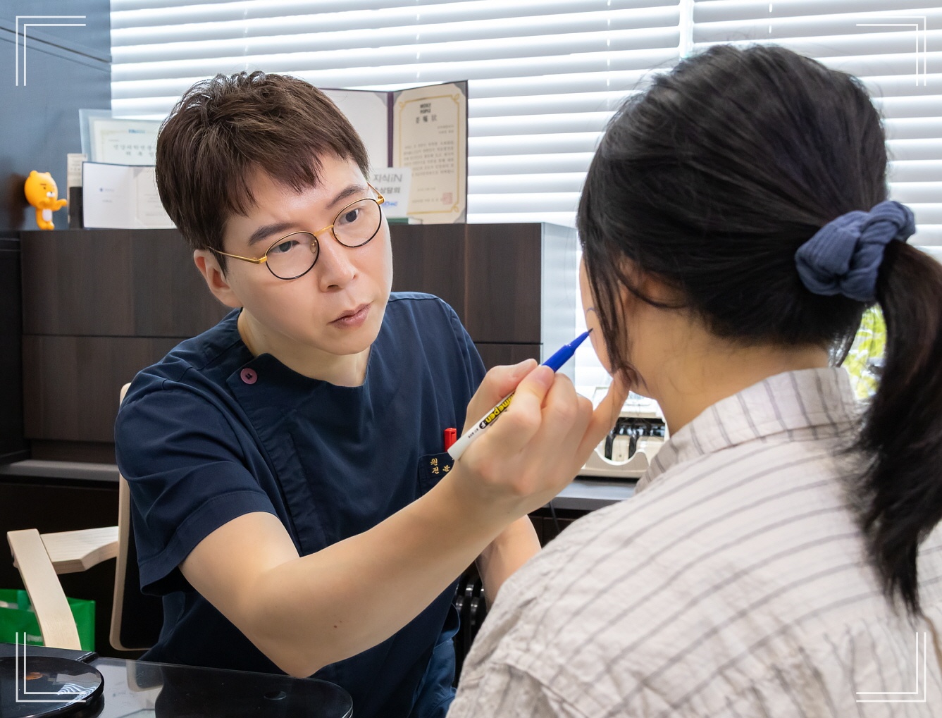 얼굴 살 안 빠지는 이유를 설명한 후 지방흡입 디자인을 진행중인 디마레클리닉 이하영 원장