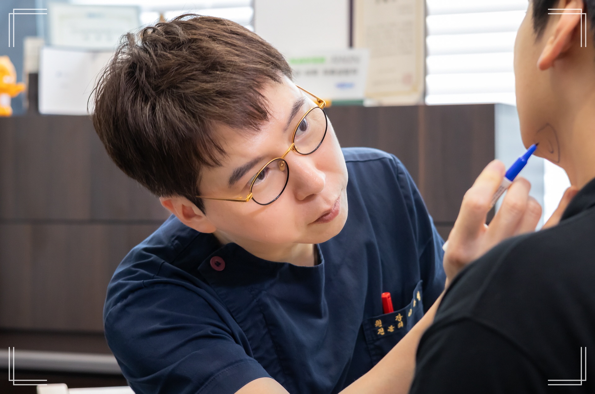 남자 턱지방흡입 가격, 디마레클리닉 이하영 원장이 직접 진행한 턱 라인 지방흡입 디자인 단계