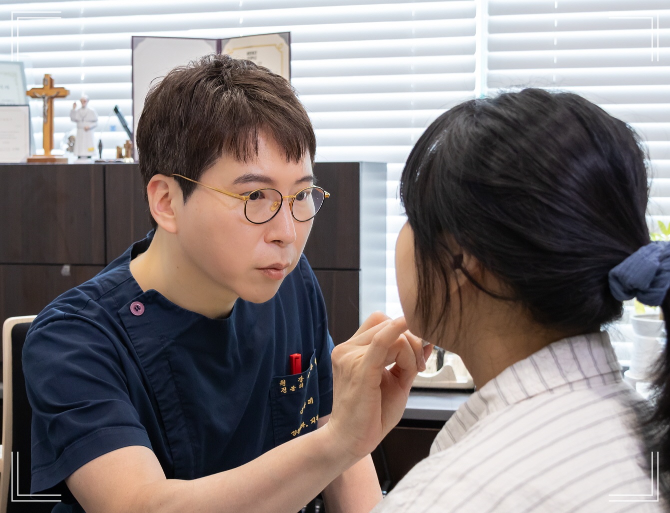 다이어트 얼굴살 지방흡입을 위한 사전 디자인 설계 과정을 진행중인 디마레클리닉 이하영 원장