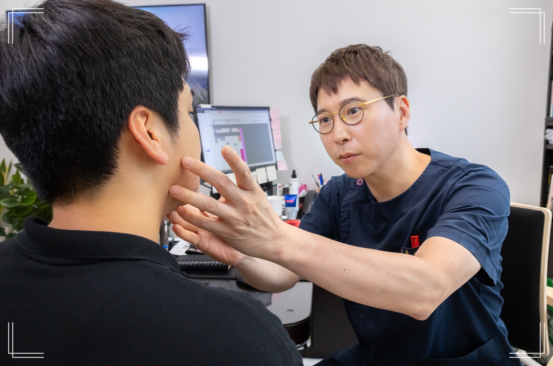 남자 턱지방흡입 가격, 개인 얼굴 구조에 따른 턱선 지방흡입 수술을 설계하는 디마레클리닉 이하영 원장의 모습