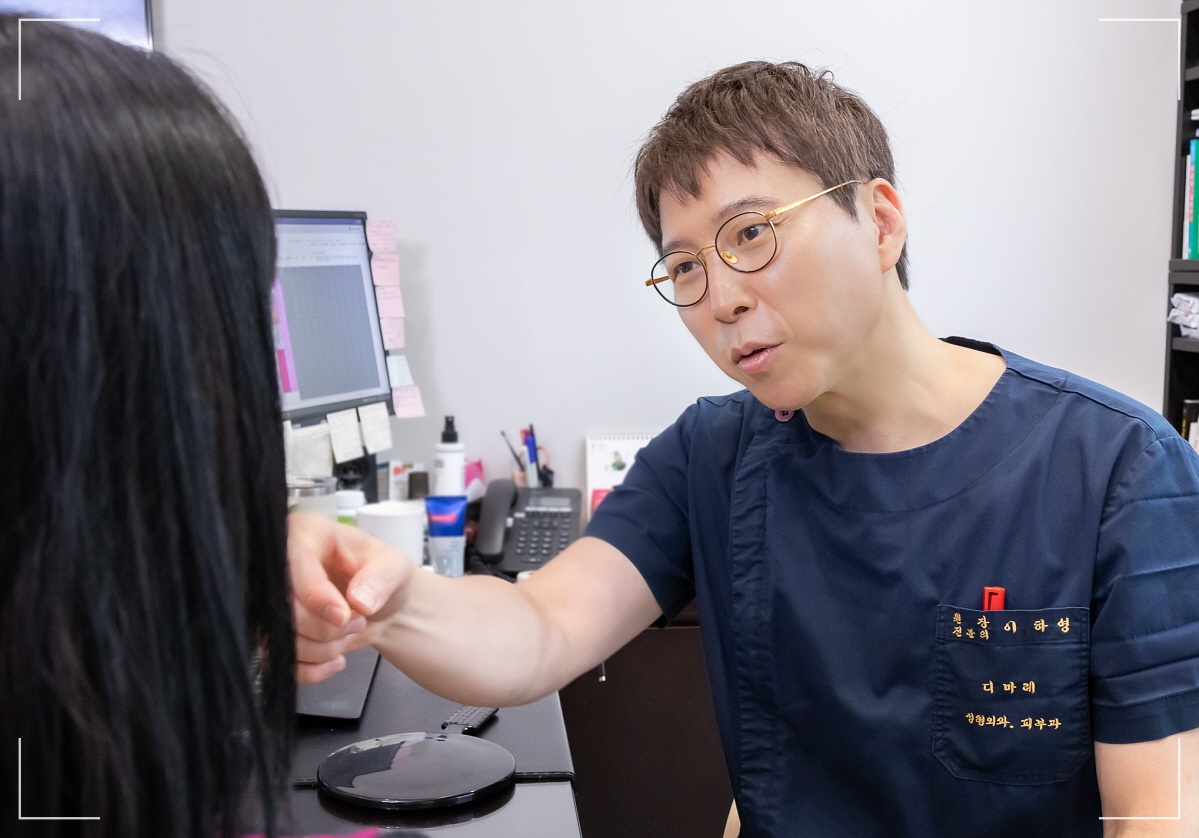 얼굴지방흡입 가격에 대해 설명하는 디마레클리닉 이하영 원장