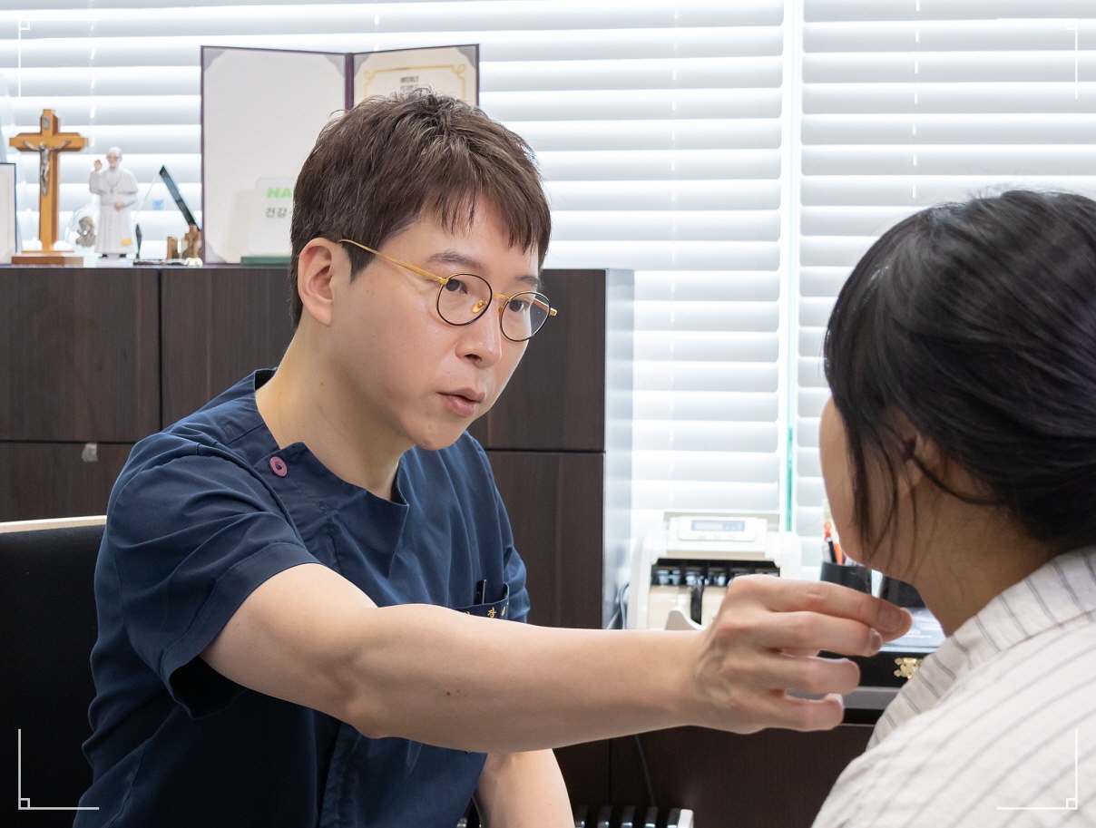 얼굴 작게 만들기 얼지흡 해야 하는 얼굴의 공통점을 설명하는 디마레클리닉 이하영 원장