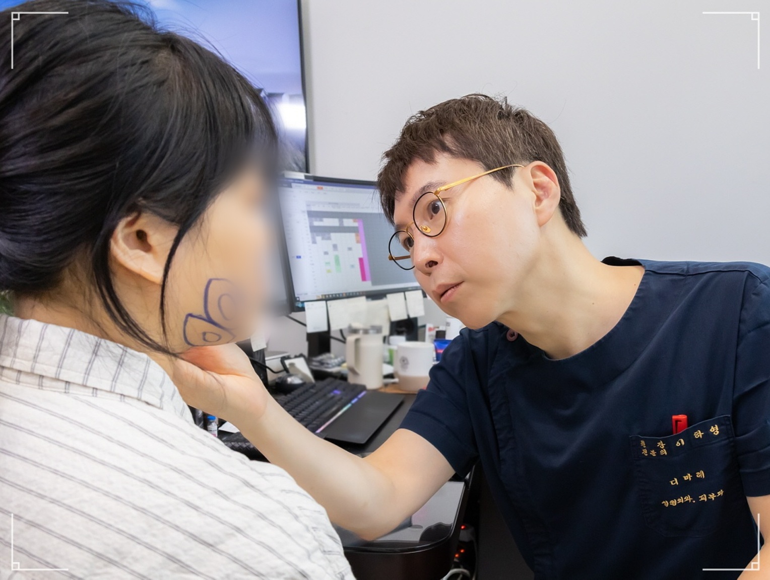 얼굴 작게 만들기 위한 개인 디자인 설계중인 디마레클리닉 이하영 원장