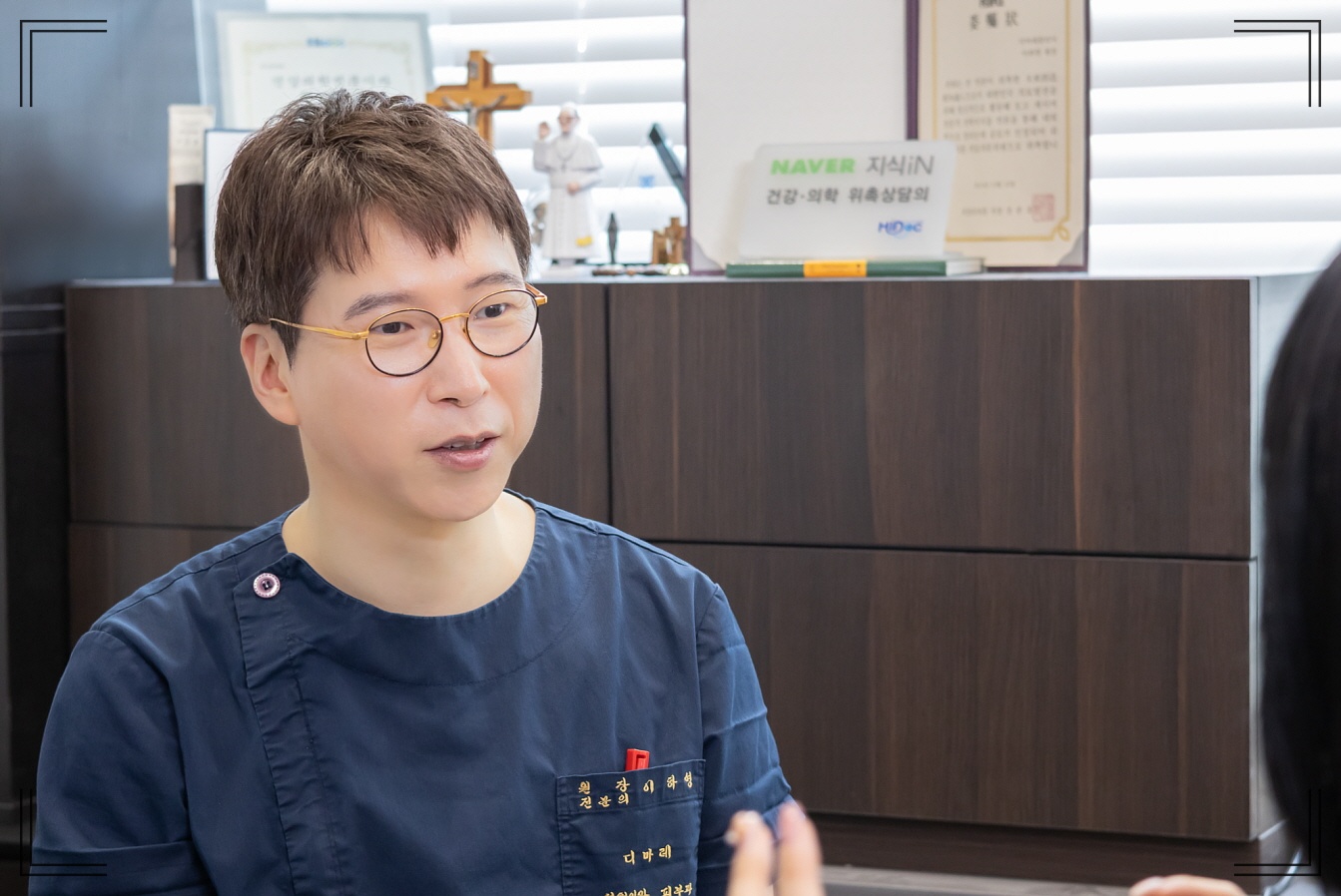얼굴 처짐 시술과 개선 방향을 설명중인 디마레클리닉 이하영 원장