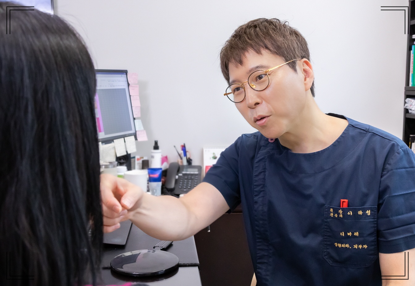 얼굴 처짐 시술을 위해 리프팅과 지방흡입 중에서 고민중인 고객분과 상담중인 디마레클리닉 이하영 원장