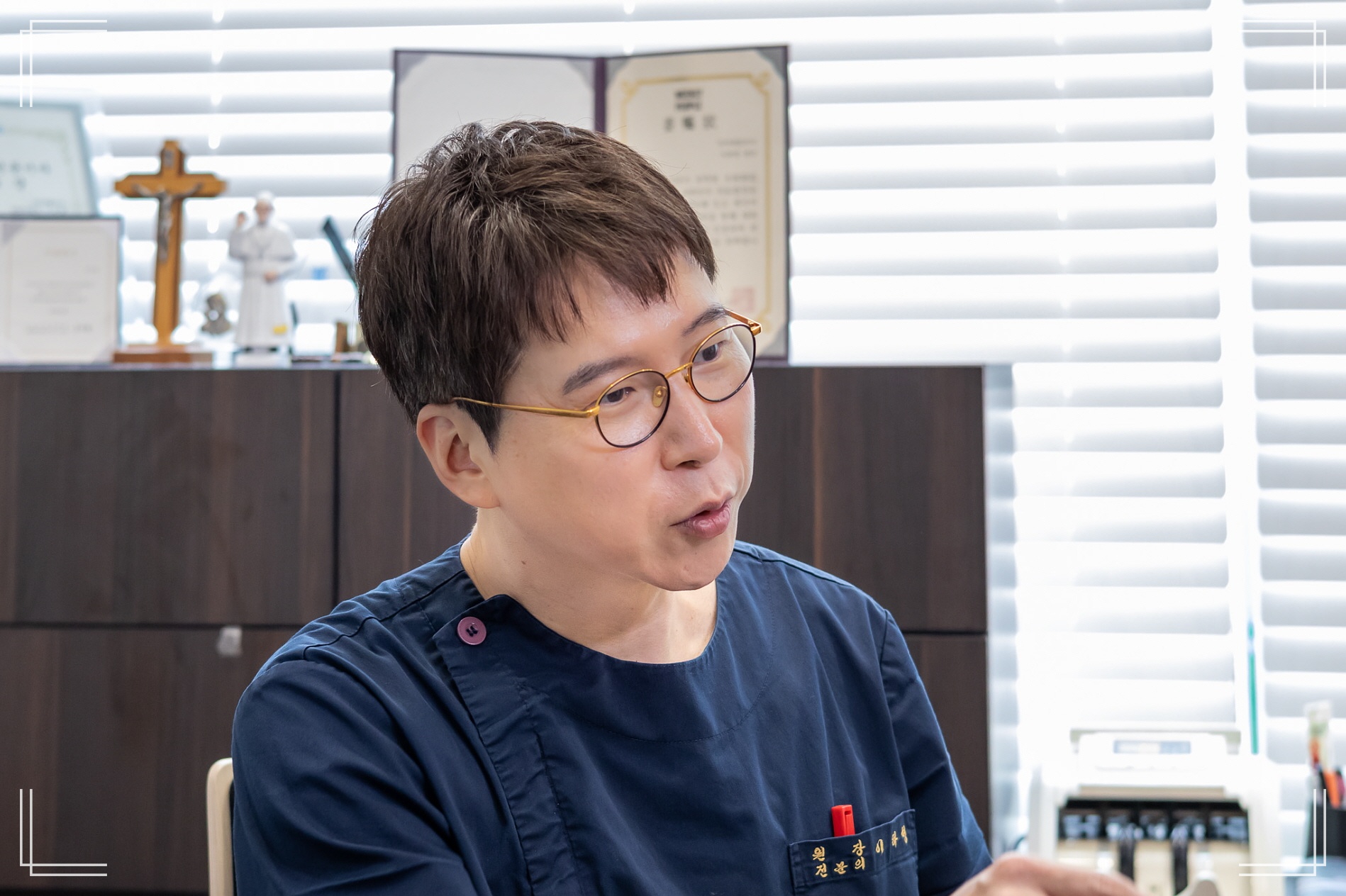 얼굴 살 빼는 시술 얼굴지방흡입 연차 안 써도 될 정도로 다운타임이 적으려면 어떤 조건이 중요한지 설명중인 이하영 원장