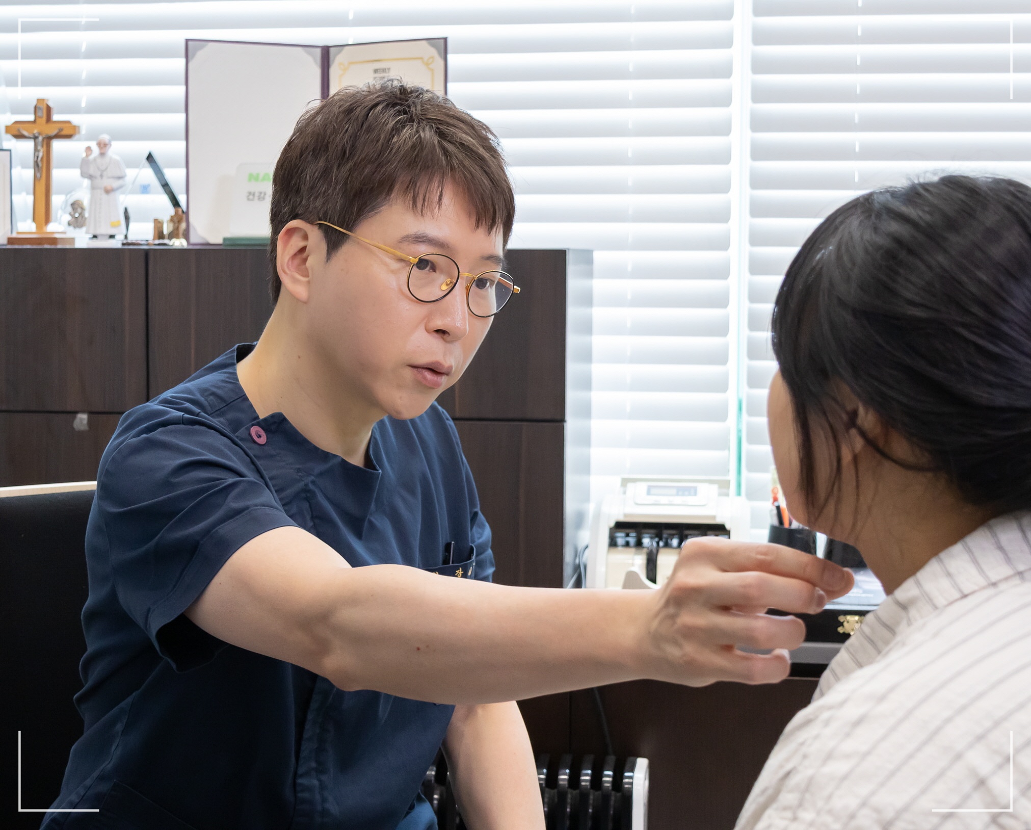 얼굴 근육 운동의 핵심 기준을 설명하는 디마레클리닉 이하영 얼굴 구조 설계자의 모습