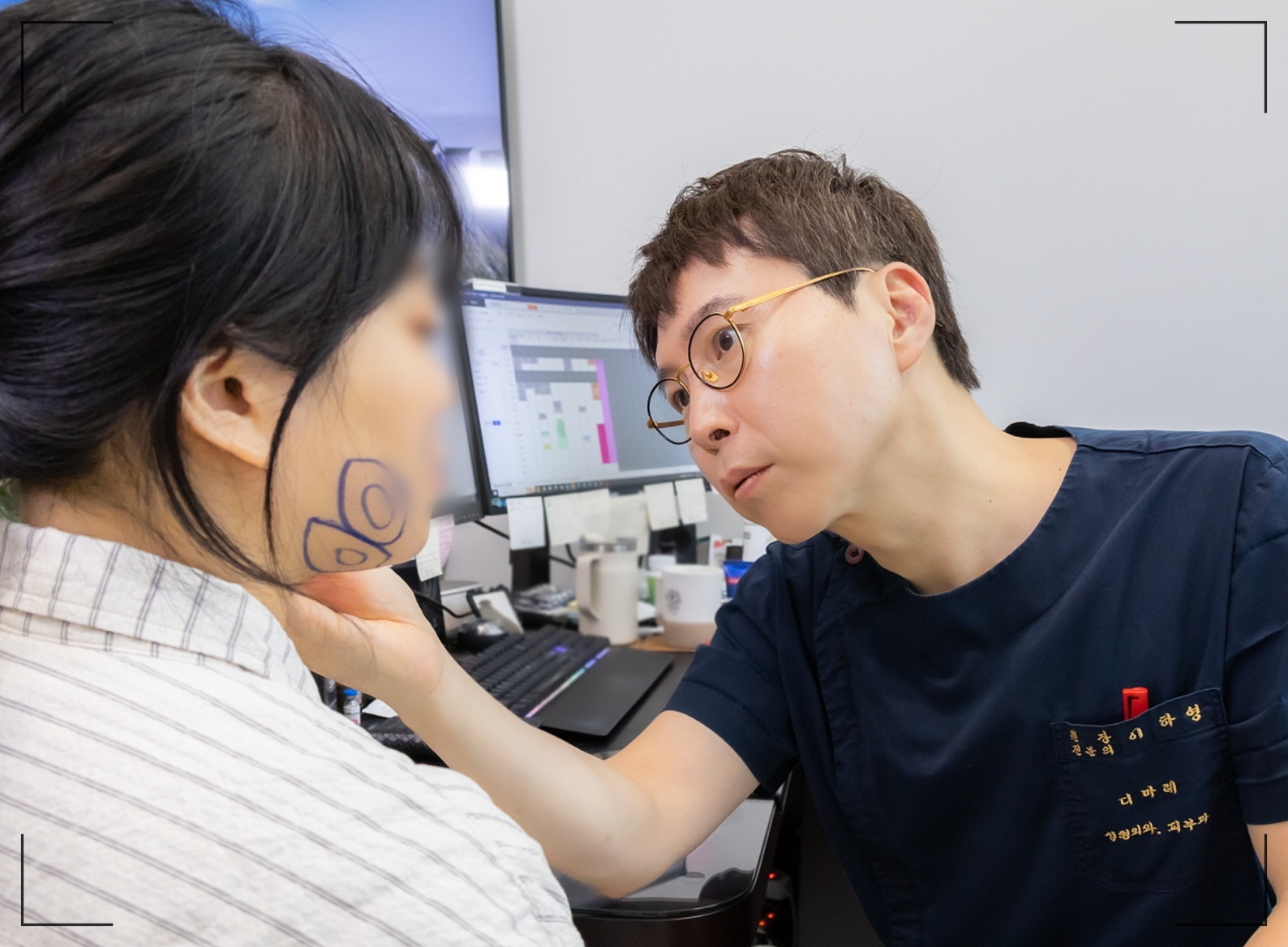이중턱 지방흡입 후회를 줄이기 위해 얼굴 라인을 분석하고 디자인하는 이하영 원장의 모습