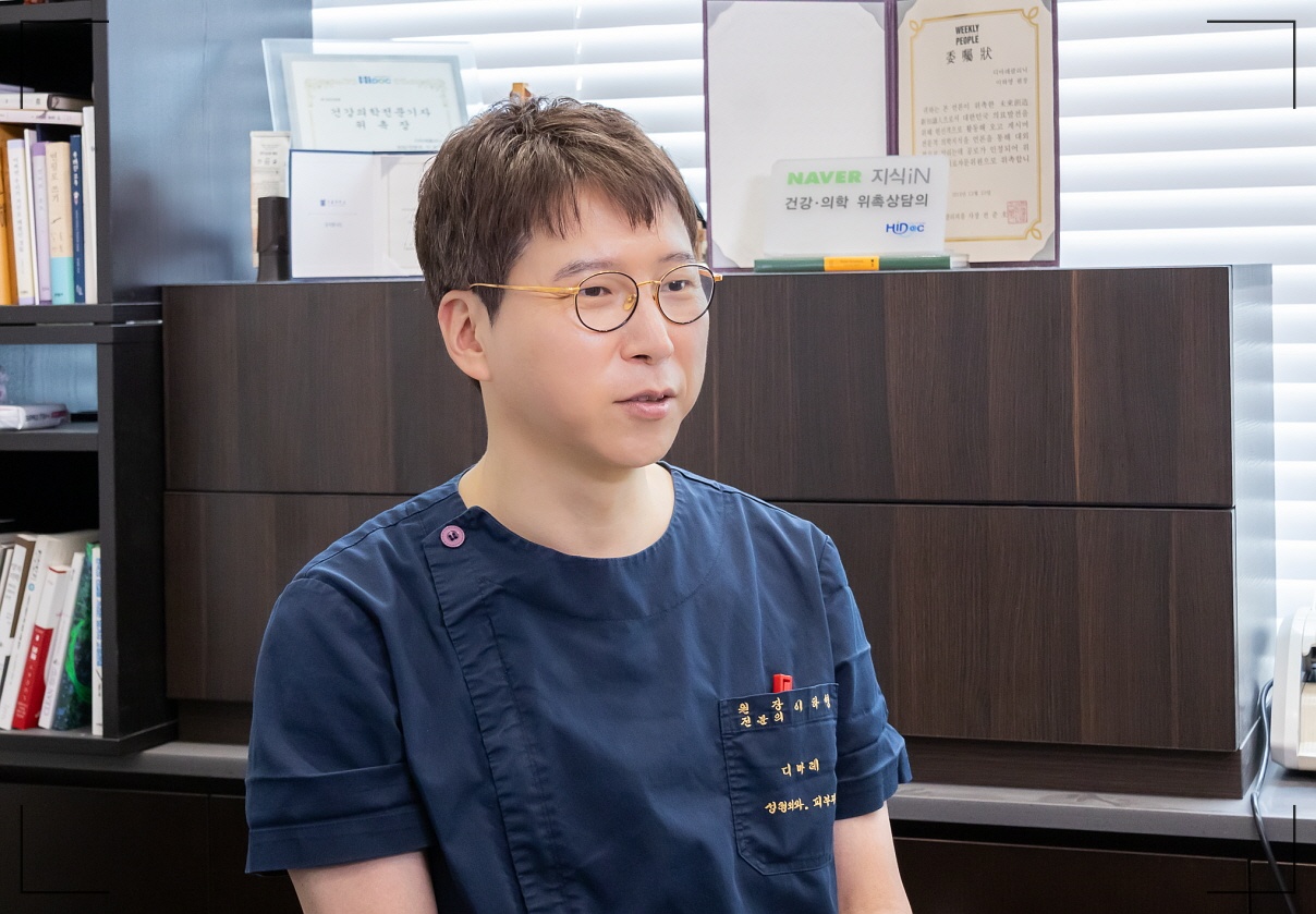 턱살 지방흡입 잘하는 병원 디마레클리닉 이하영 원장의 1:1 상담 모습