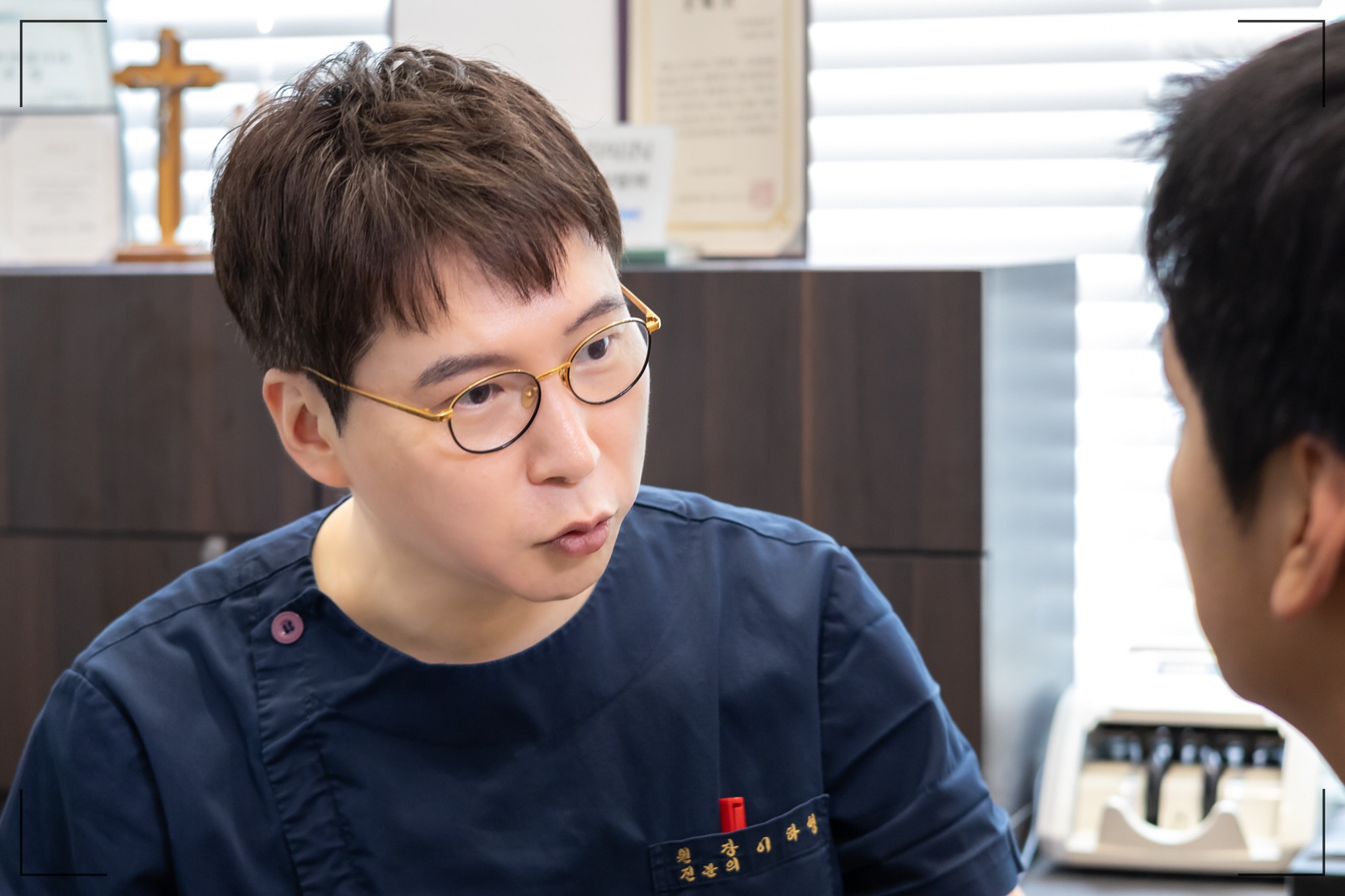 리프팅밴드 솔직 후기, 디마레클리닉 이하영 원장의 진료 모습