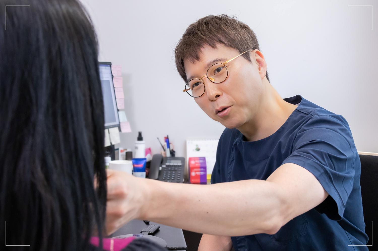 EMS 얼굴 마사지기_디마레클리닉_오마이페이스_이하영원장님
