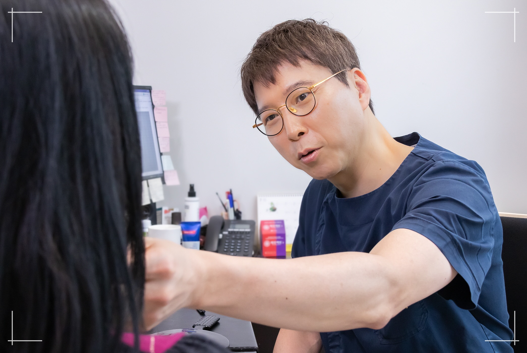 이중턱지방흡입 전후 디마레클리닉 이하영 원장 진료 장면