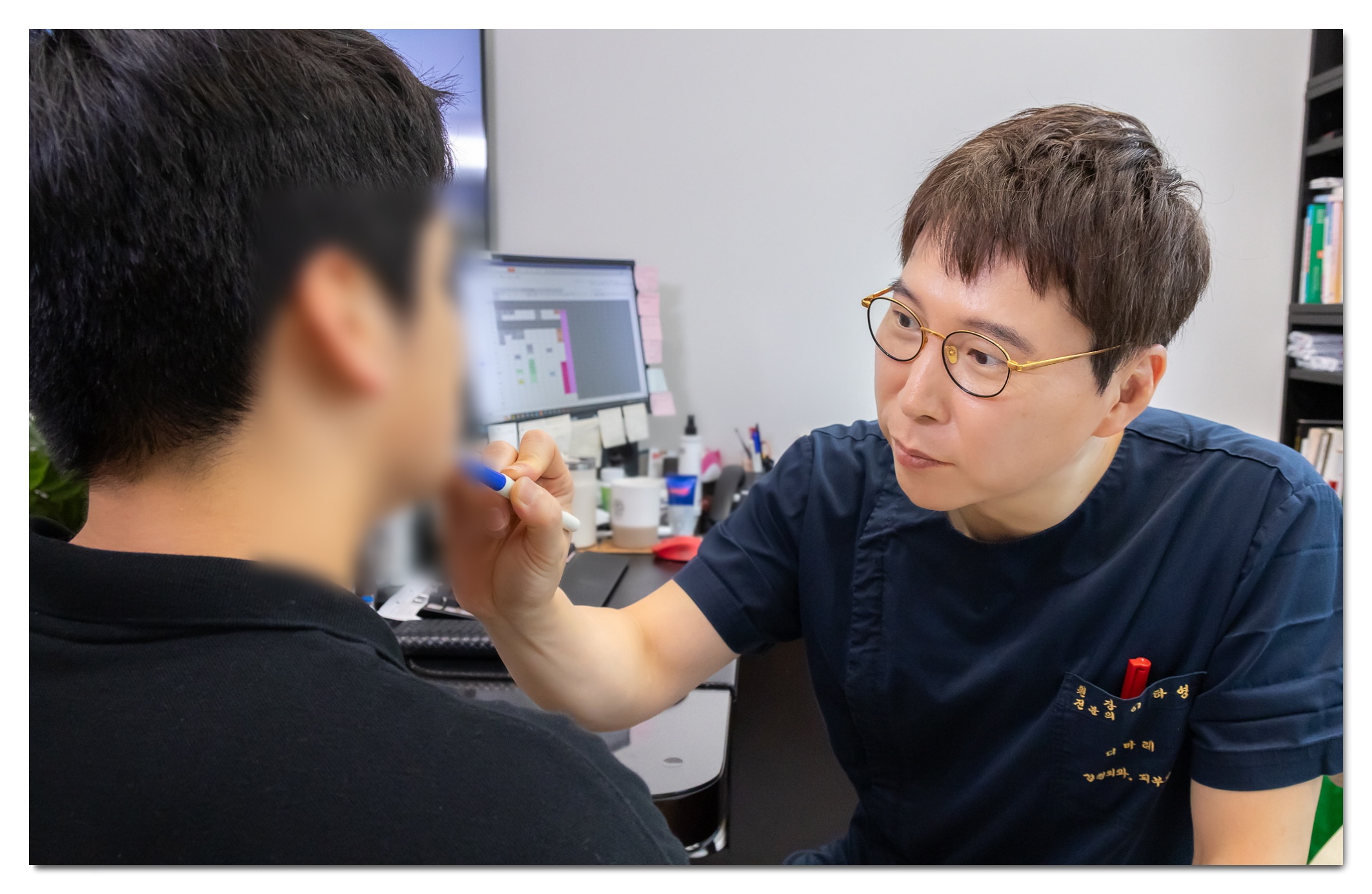 얼지흡 부작용 없는 성형 병원 디마레클리닉 이하영원장 진료 모습
