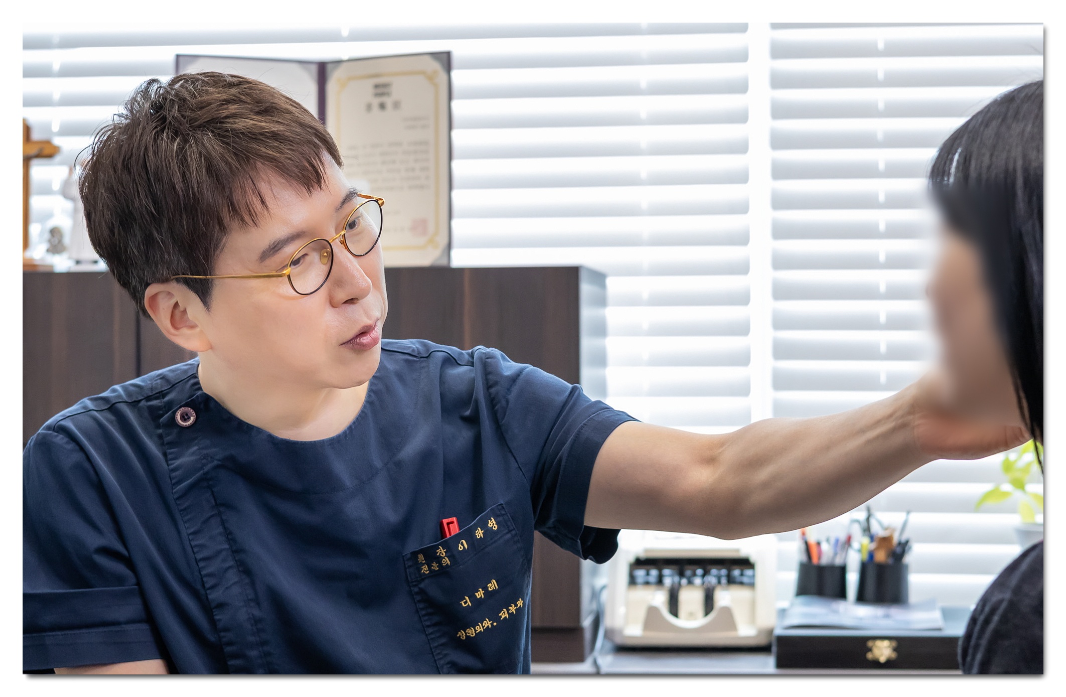 얼지흡 부작용 없는 성형 병원 디마레클리닉 이하영원장 상담 장면