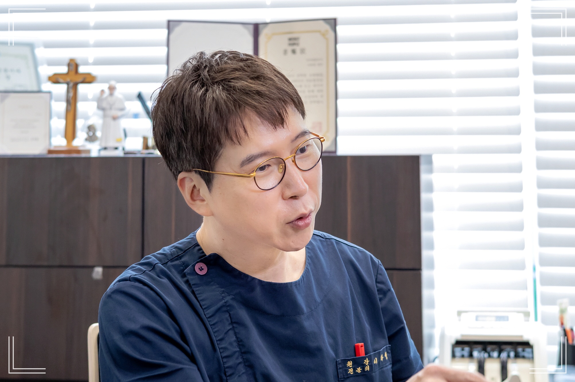 이중턱 제거 병원 디마레클리닉 이하영 원장 1:1 진료 장면