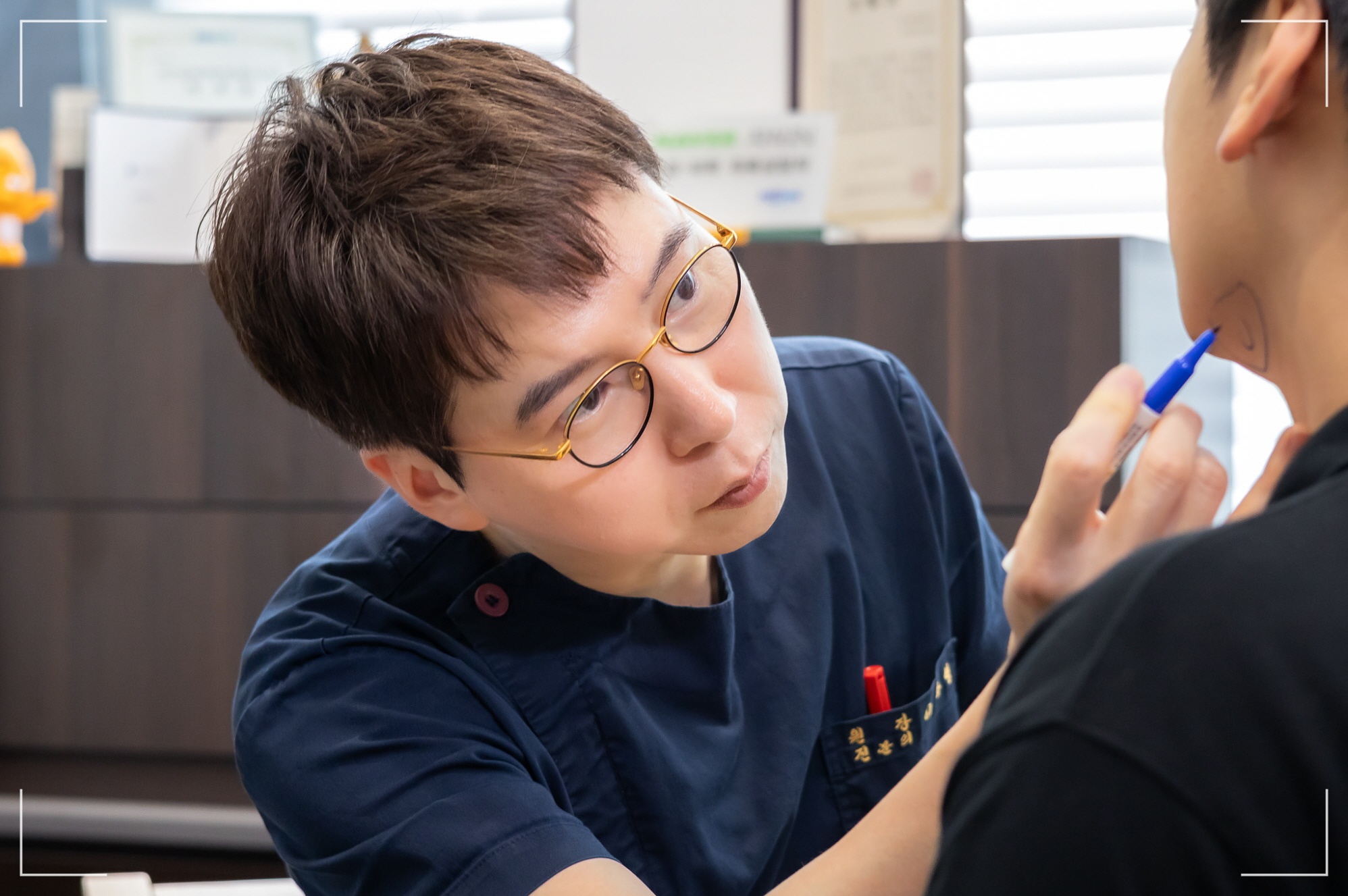 남자 얼굴 작아지는법, 디마레클리닉 이하영 원장의 이중턱 지방흡입 디자인 장면
