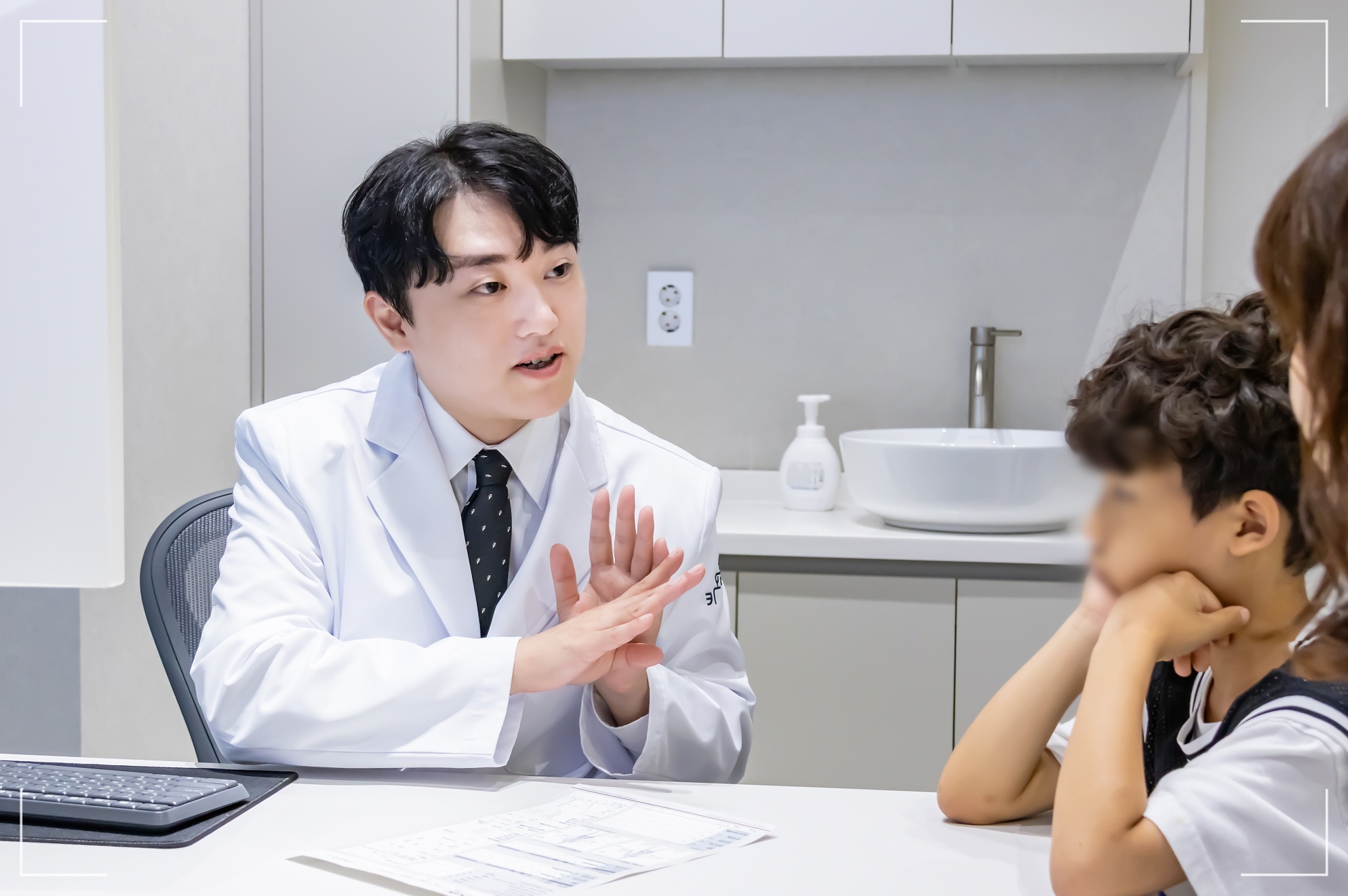 영양수액 종류와 수액 맞는 이유를 설명하는 키오름성장의원 원장 진료 장면