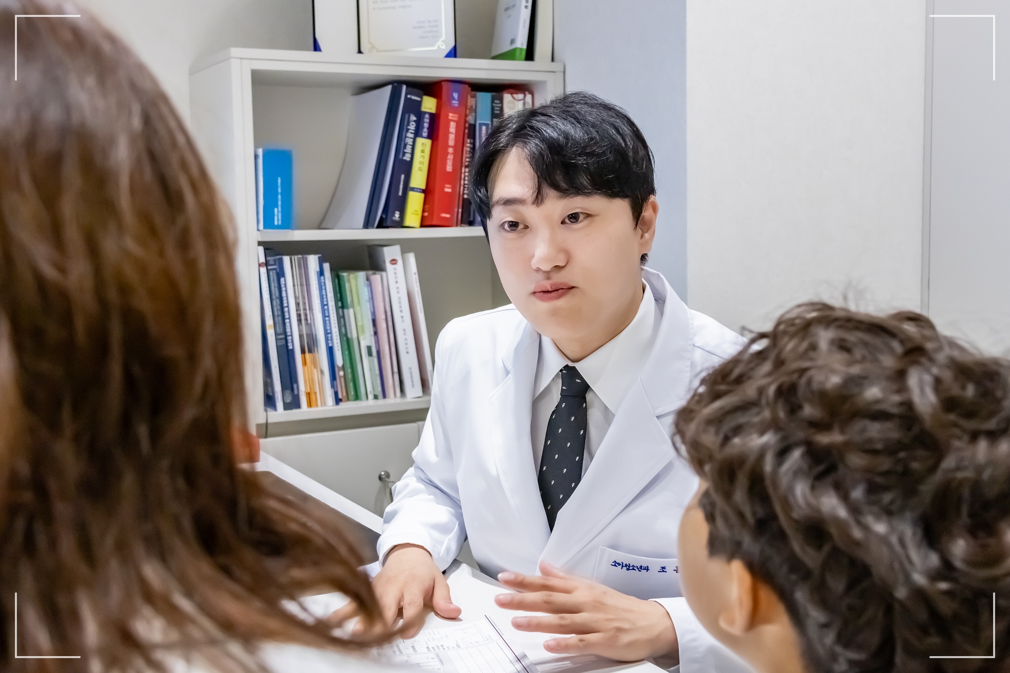 영양수액 종류, 수액 맞는 이유를 설명하는 키오름성장의원 원장 상담 장면