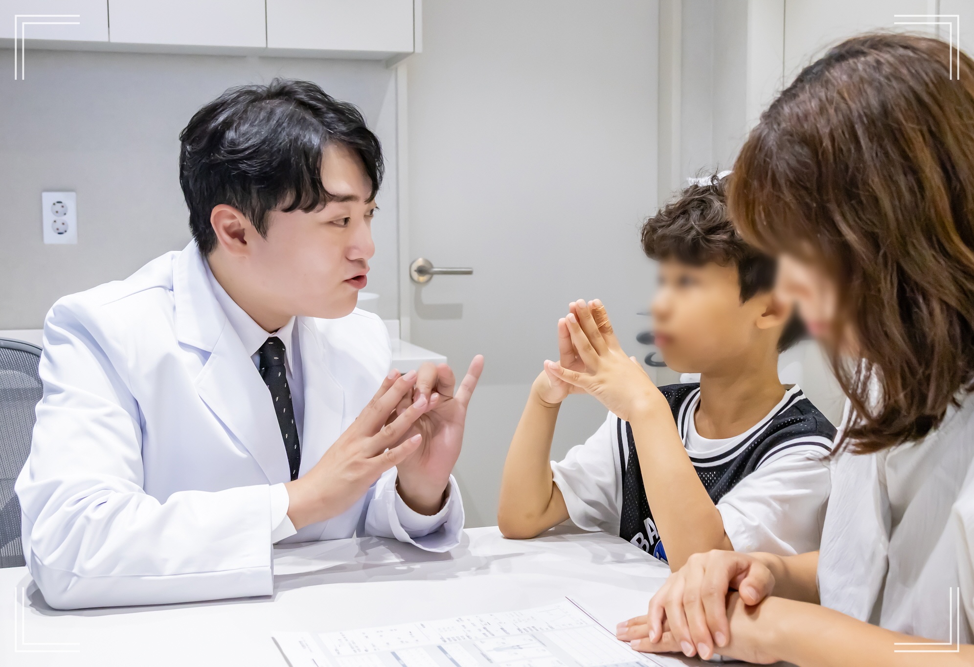 성장호르몬 치료 병원, 키오름성장의원에 저신장 기준 고민으로 오신 환자분과의 진료 장면