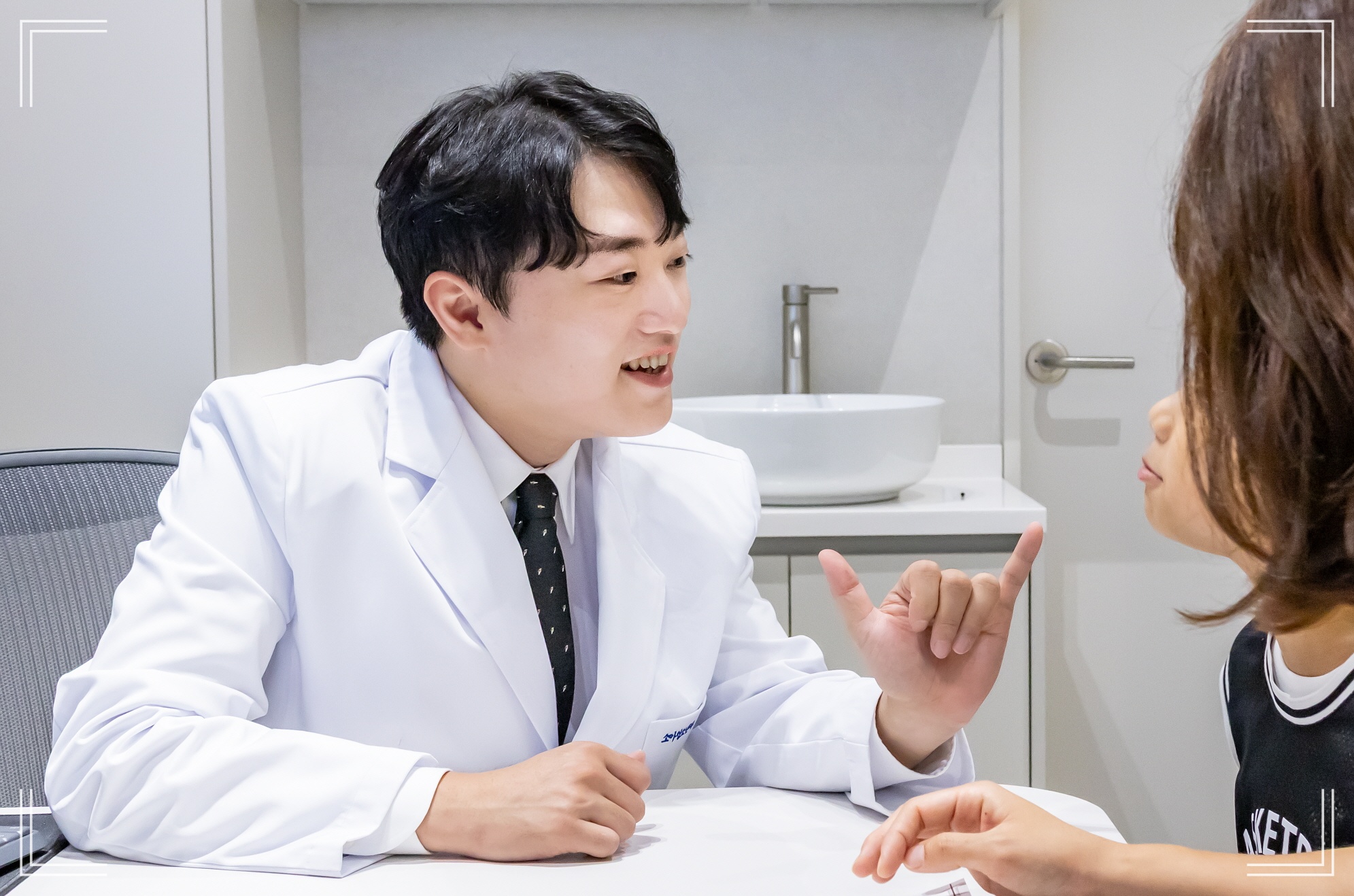 성장호르몬 치료 병원 키오름성장의원의 저신장 아이와의 원장 상담 모습