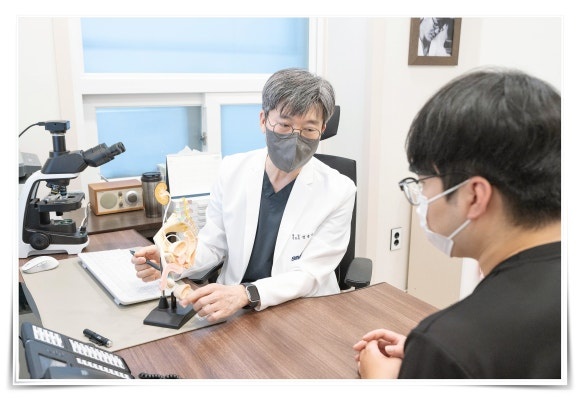 요로결석 재발 원인을 상담하는 모습을 보여주는 이미지