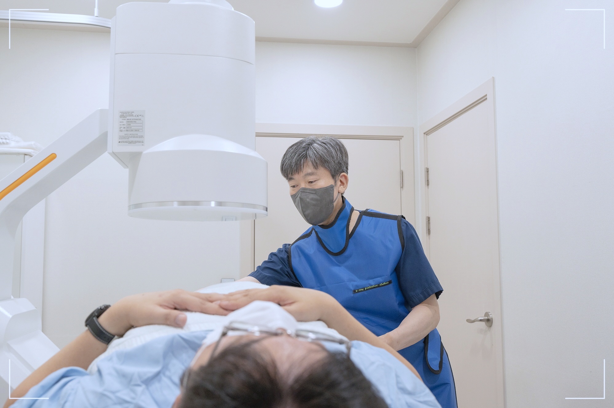 요로결석 체외충격파 비침습 치료를 진행중인 쌍용동 천안삼성비뇨기과 정용상 원장