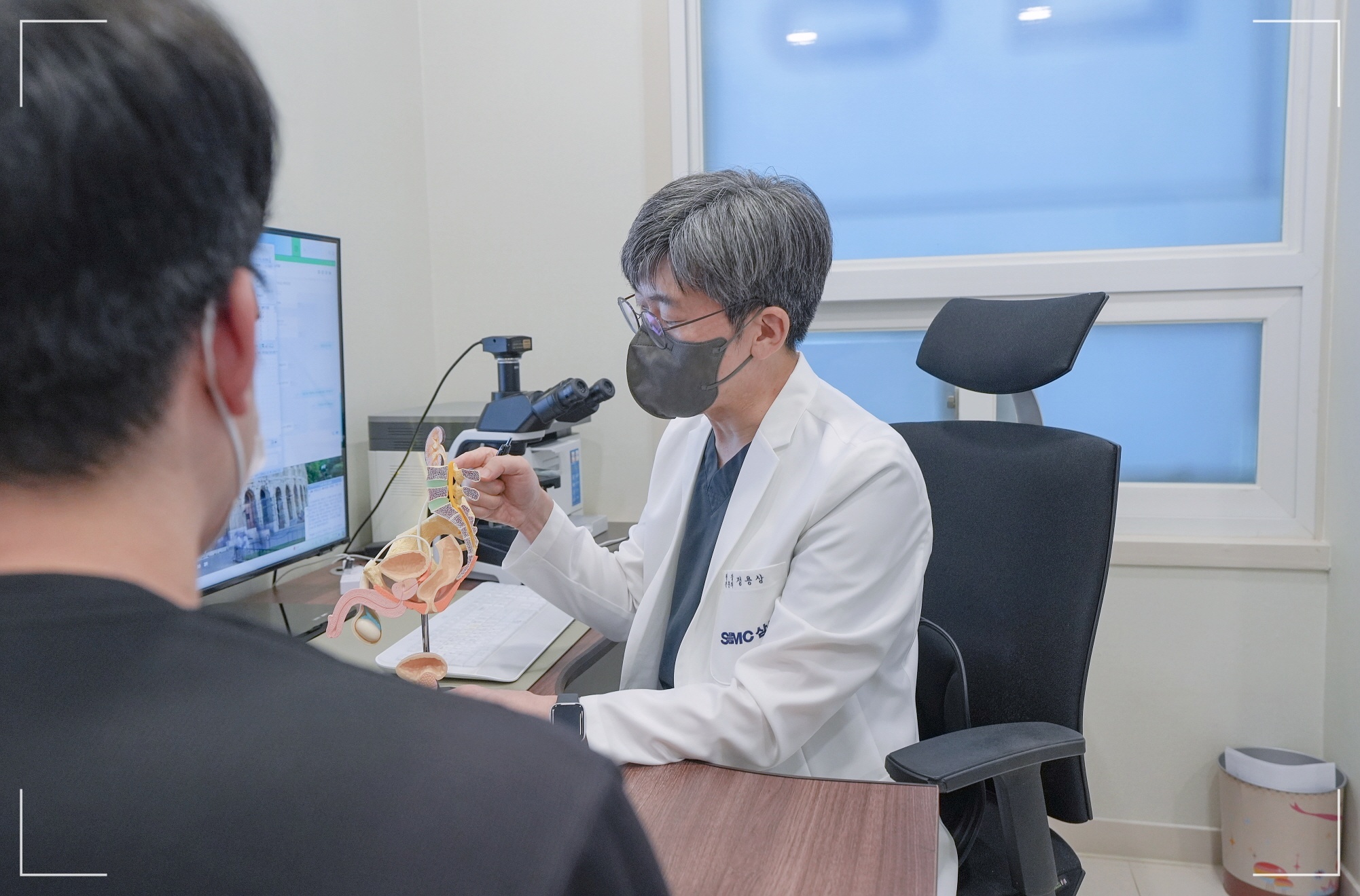 여름철 요로결석, 천안 비뇨의학과 추천으로 오신 환자분을 진료하는 천안삼성비뇨기과 정용상 원장