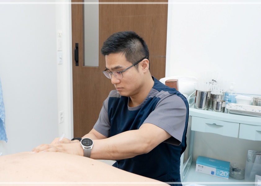 허리통증 자가 점검을 안내하는 이미지